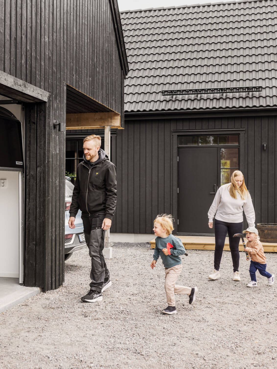 En familj är på väg in i ett garage.