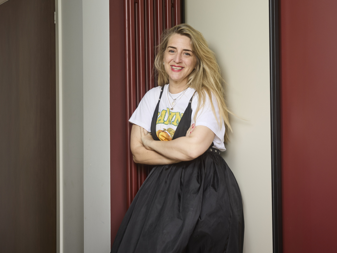 Caroline Richter vid skjutdörrar från Elfa i rött och beige.