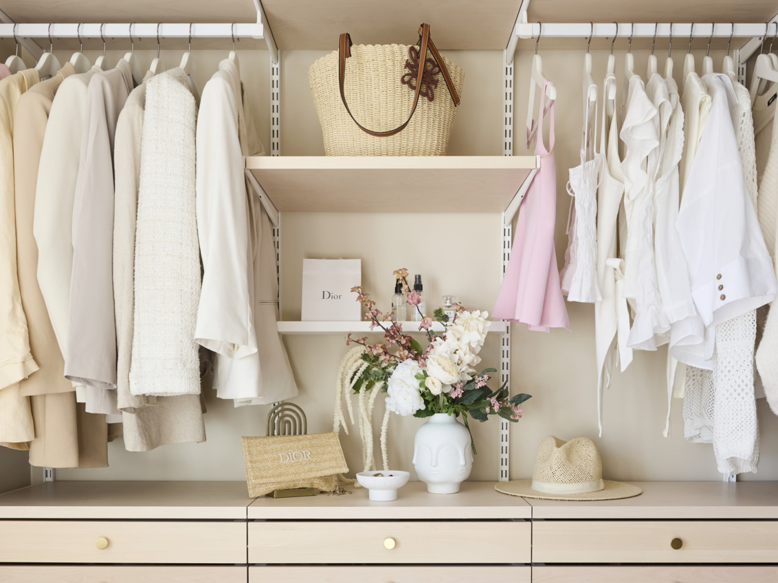 Walk-in closet med förvaring från Décor+ by Elfa i björk.