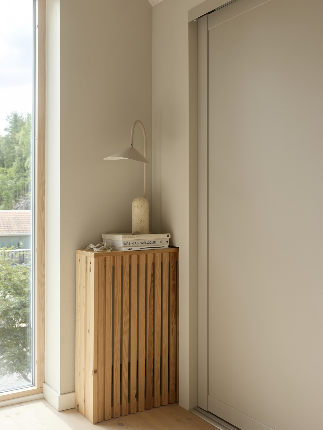Sovrum med Elfa garderob som har skjutdörrarna Grace med fyllningen sandbeige.