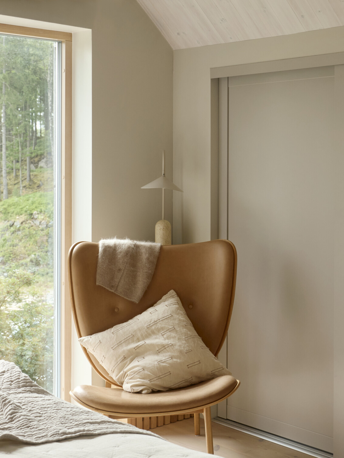 Sovrum med Elfa garderob som har skjutdörrarna Grace med fyllningen sandbeige.