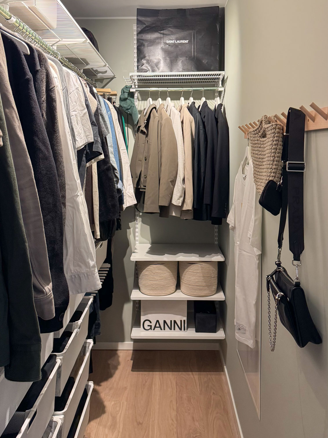Walk-in closet från Elfa med hängande kläder.