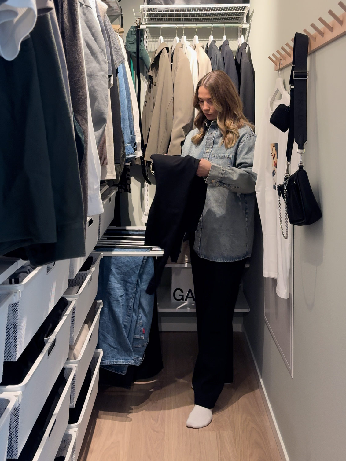 Lovisa i sin walk-in closet med förvaring från Elfa.
