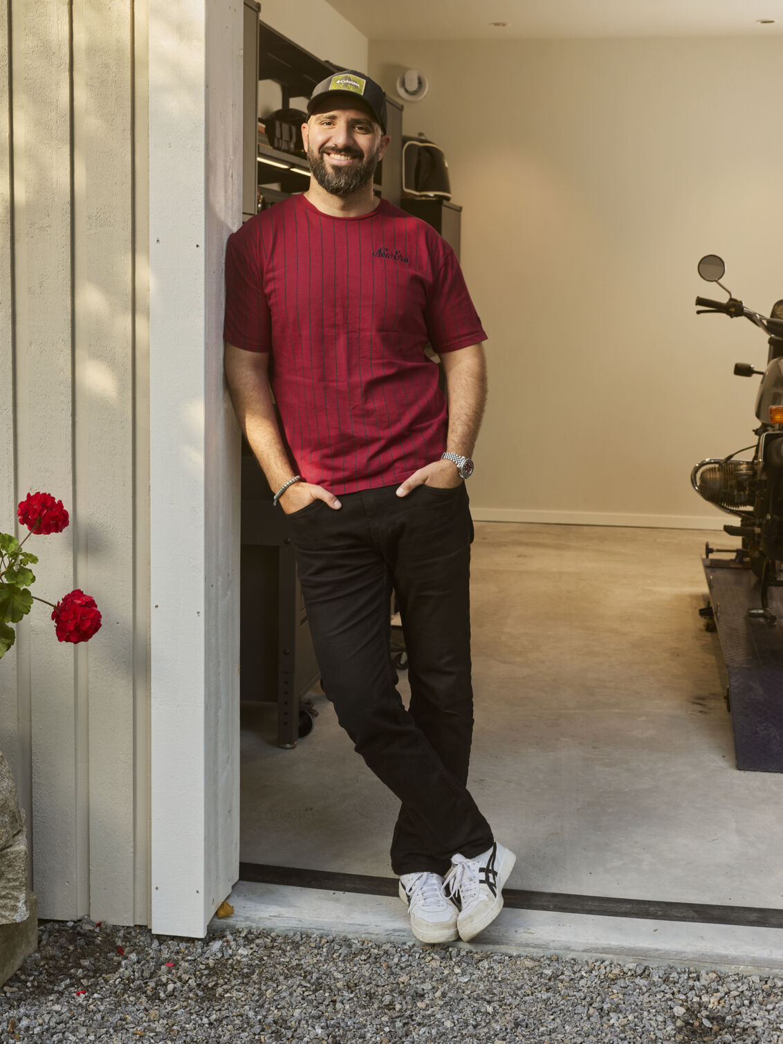 Mohammed står i dörröppningen till sitt garage.