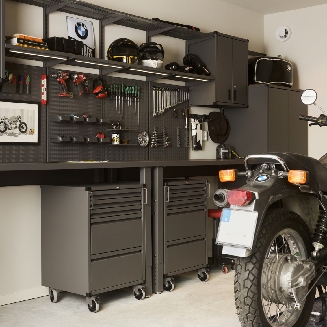 Garage med förvaring från Garage+ by Elfa där det förvaras motorcyklar och tillbehör.