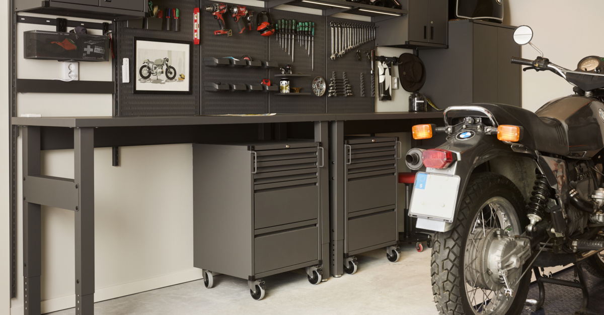 Garage med förvaring från Garage+ by Elfa där det förvaras motorcyklar och tillbehör.