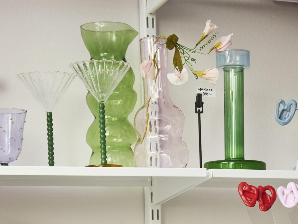 Elfa hylla med designglas.