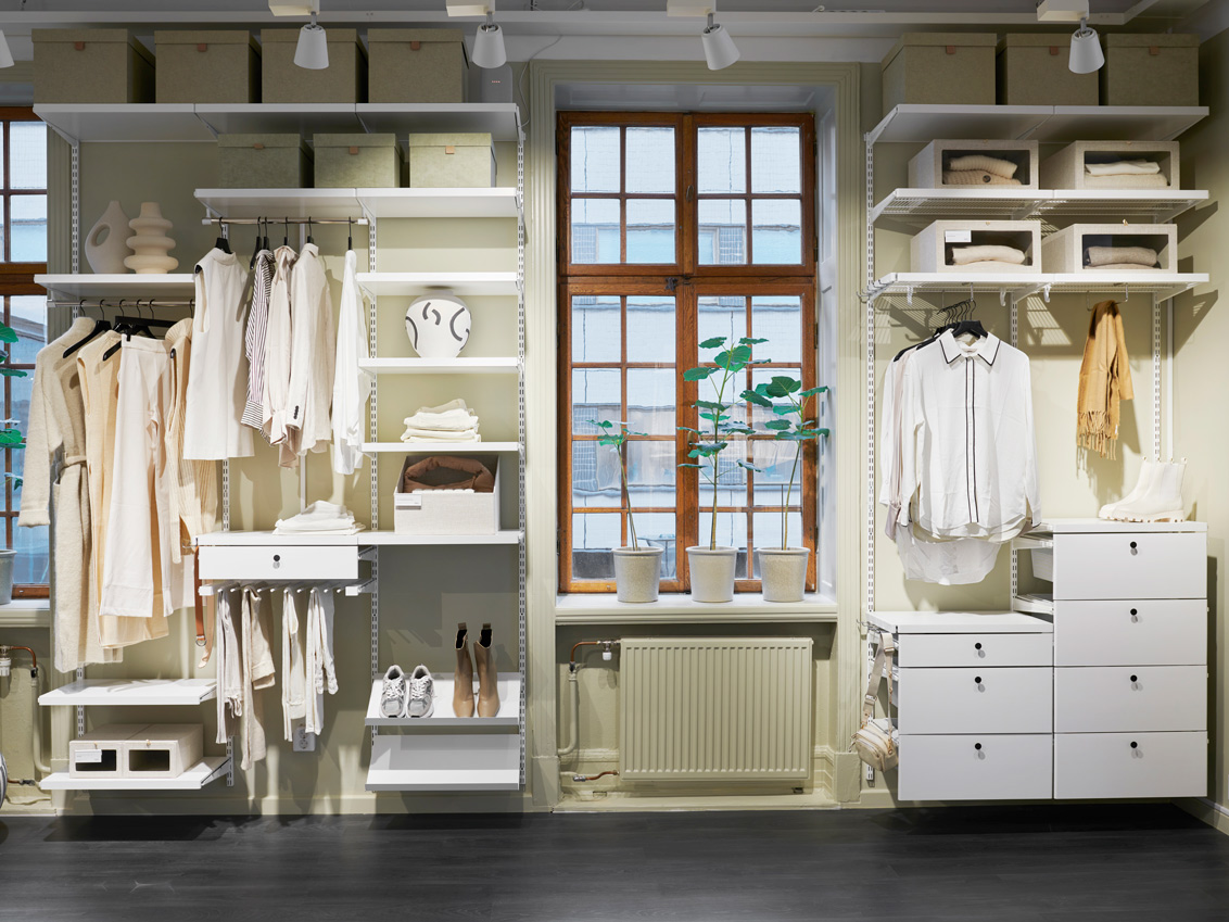 Öppen garderob från Décor+ på Studio Elfa.