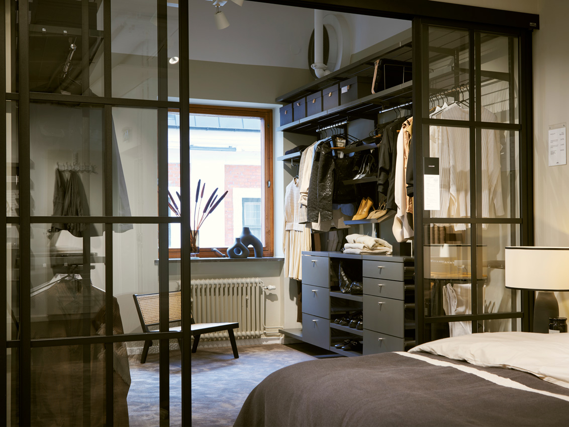 Walk-in closet med förvaring från Décor+ och skjutdörrarna Artic på Studio Elfa.