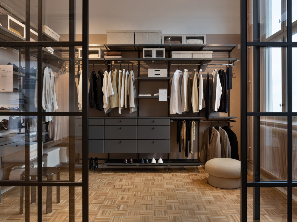 Walk-in closet med förvaring från Décor+ by Elfa och skjutdörrarna Gallery.