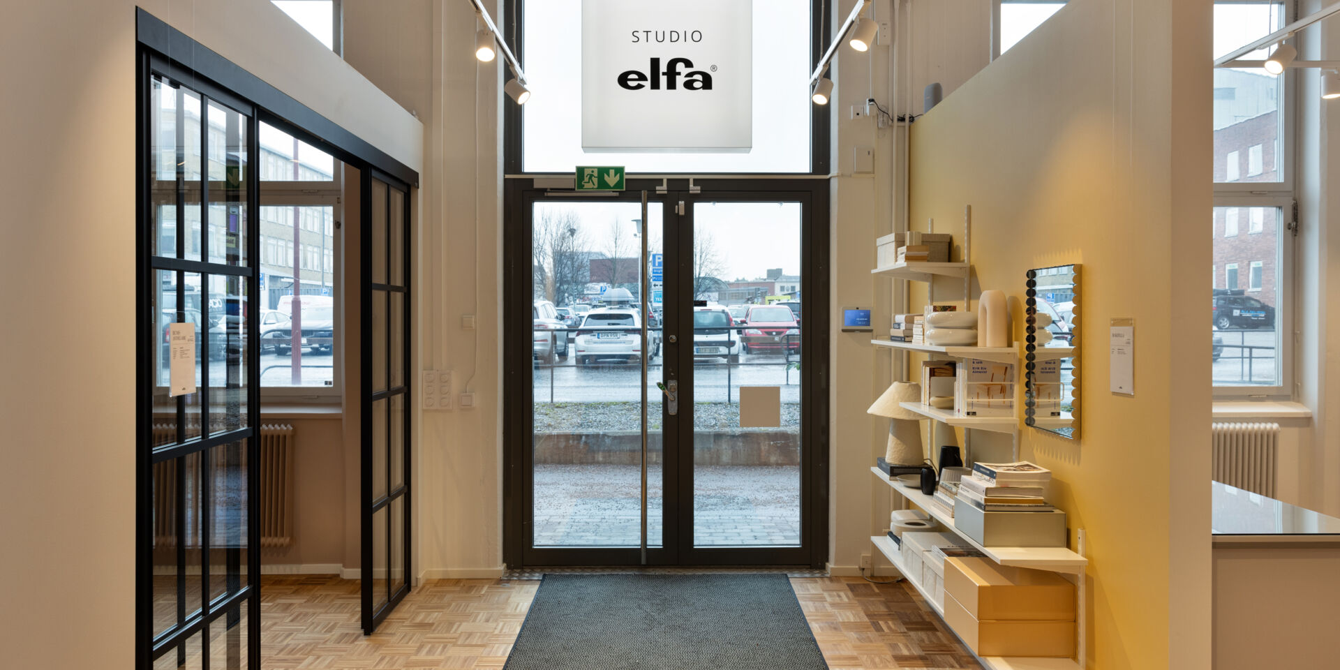 Ingång till Studio Elfa Bromma inifrån.