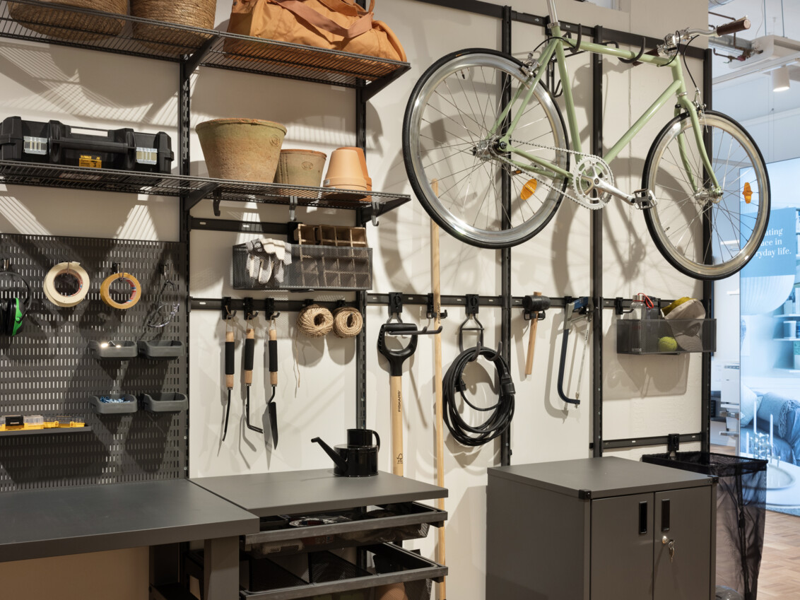Förvaring från Garage+ by Elfa där det förvaras cyklar och verktyg.