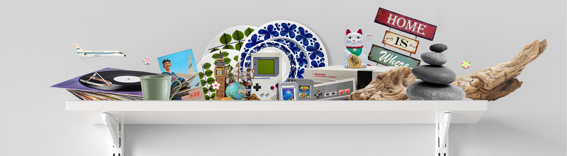 Sparring by Elfa hylde fyldt med forskellige kollektioner.