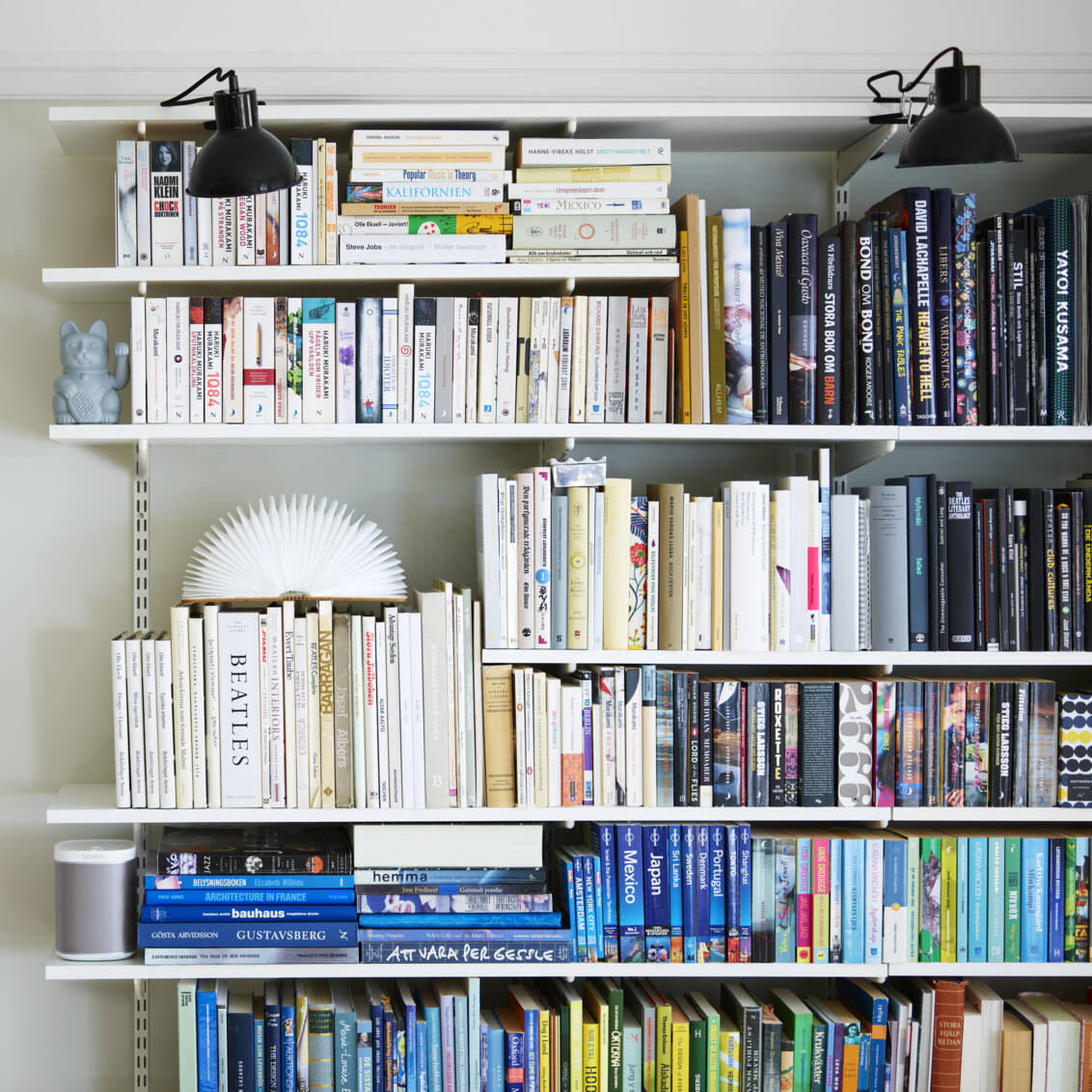 Sparring by Elfa bokhylla fylld med böcker i olika färger.