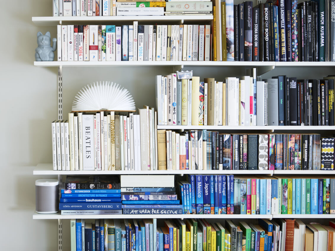 Sparring by Elfa -kirjahylly, valkoinen, värilajitellut kirjat.