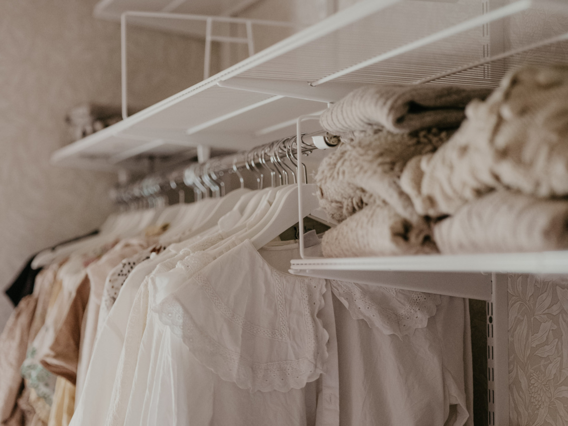 Kläder som hänger på en hängare