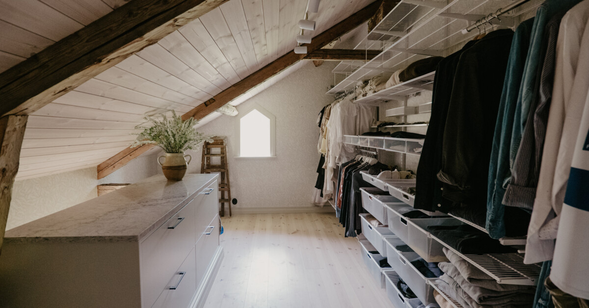 Loft med oppbevaring fra Classic by Elfa under skråtaket.