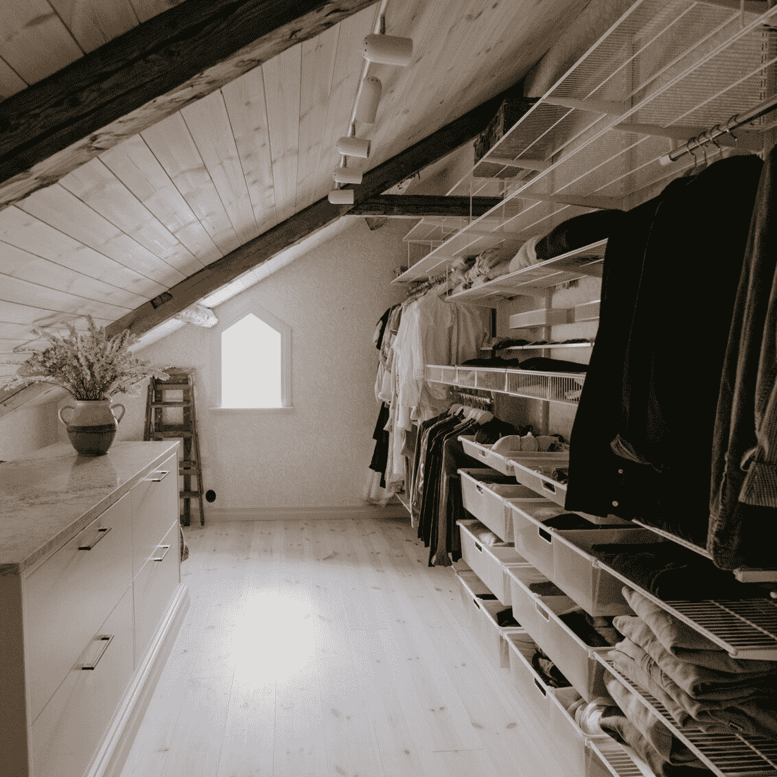 Loft med oppbevaring fra Classic by Elfa under skråtaket.