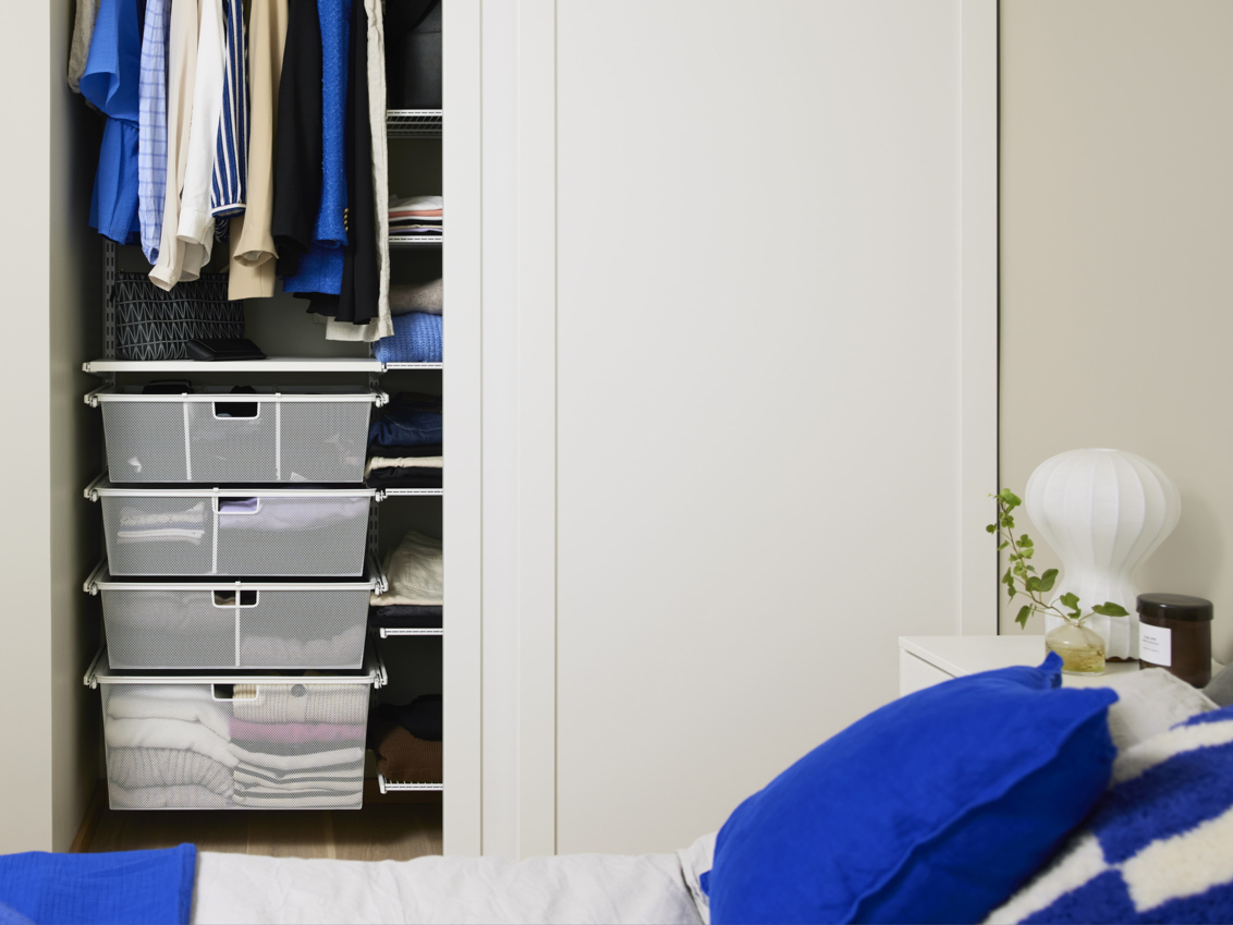 Skjutdörrsgarderob i sovrum