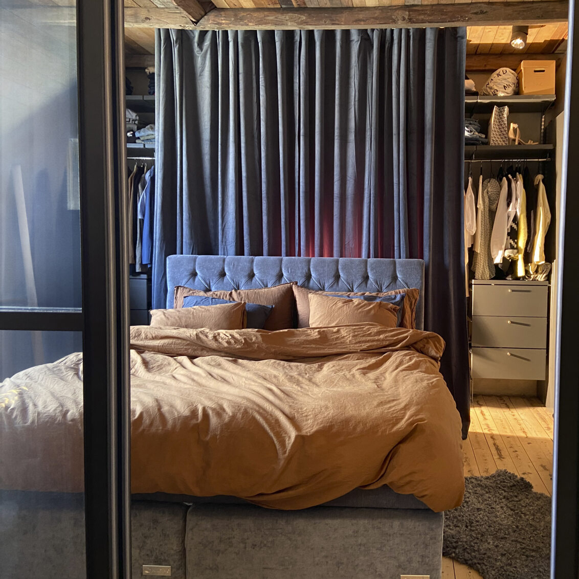 sypialnia z łóżkiem pośrodku