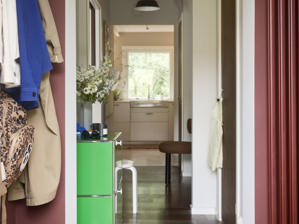 Przedpokój z widokiem na kuchnię.