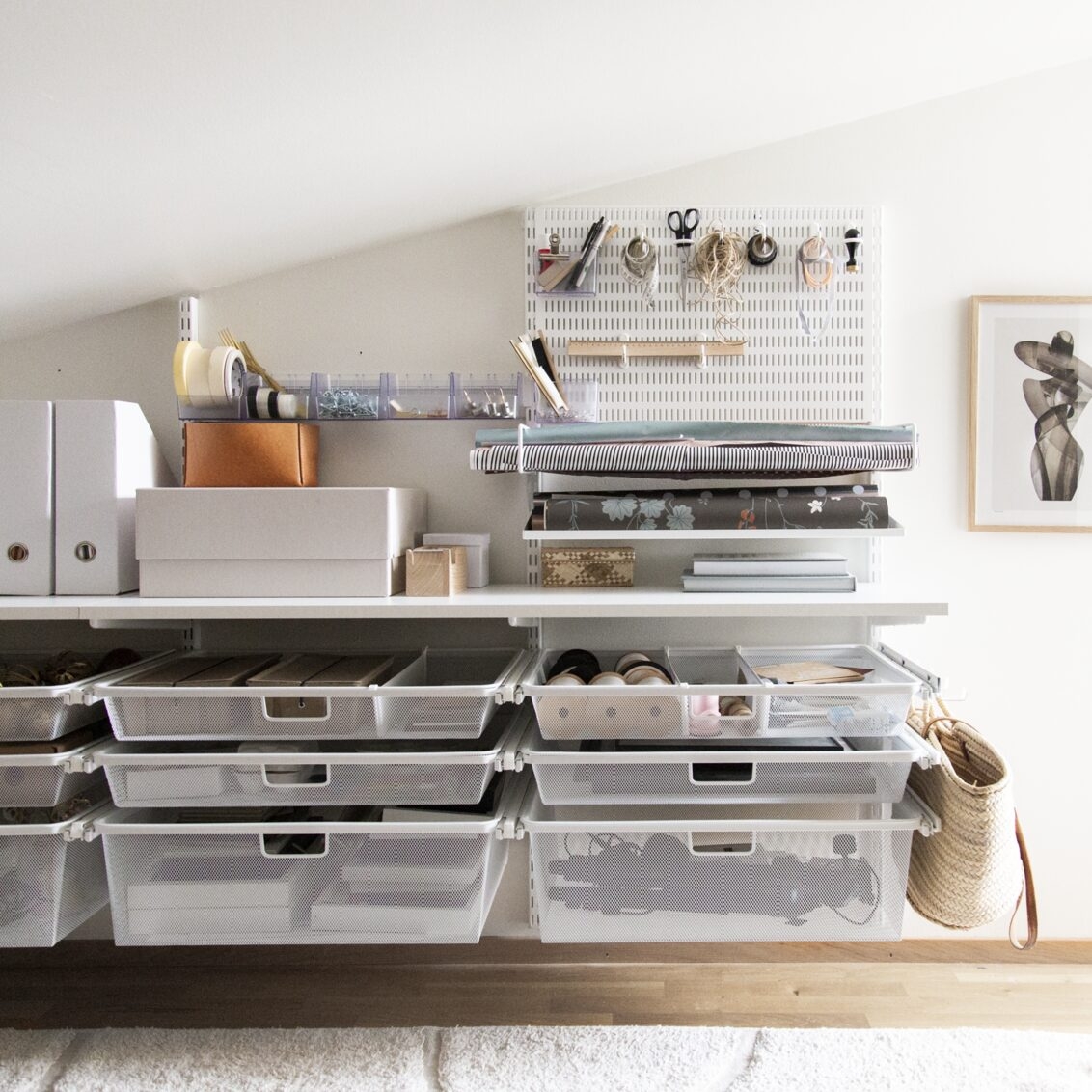 Hobbyrom med oppbevaring fra Sparring by Elfa med oppbevaringstavle og uttrekkbare nettingkurver.