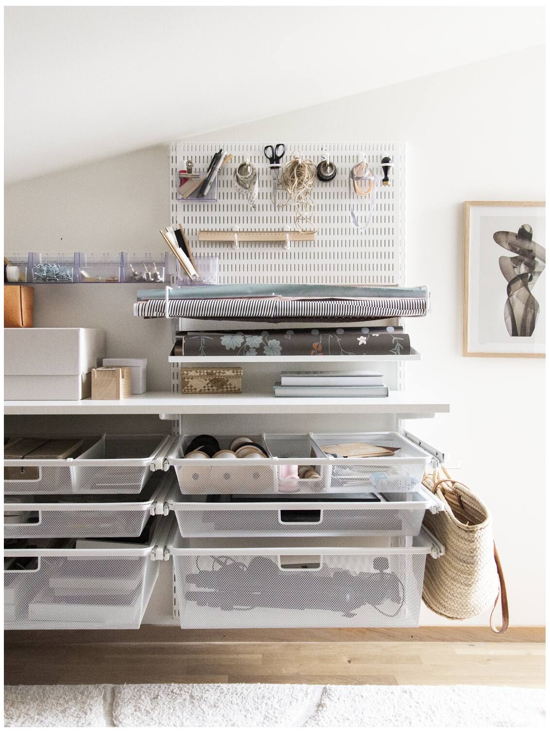 Hobbyrom med oppbevaring fra Sparring by Elfa med oppbevaringstavle og uttrekkbare nettingkurver.