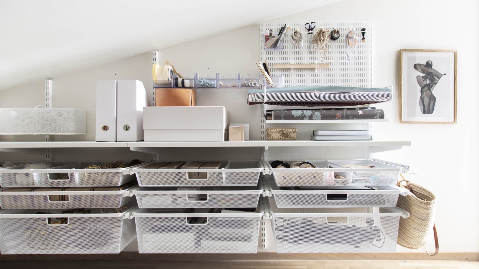 Hobbyrom med oppbevaring fra Sparring by Elfa med oppbevaringstavle og uttrekkbare nettingkurver.