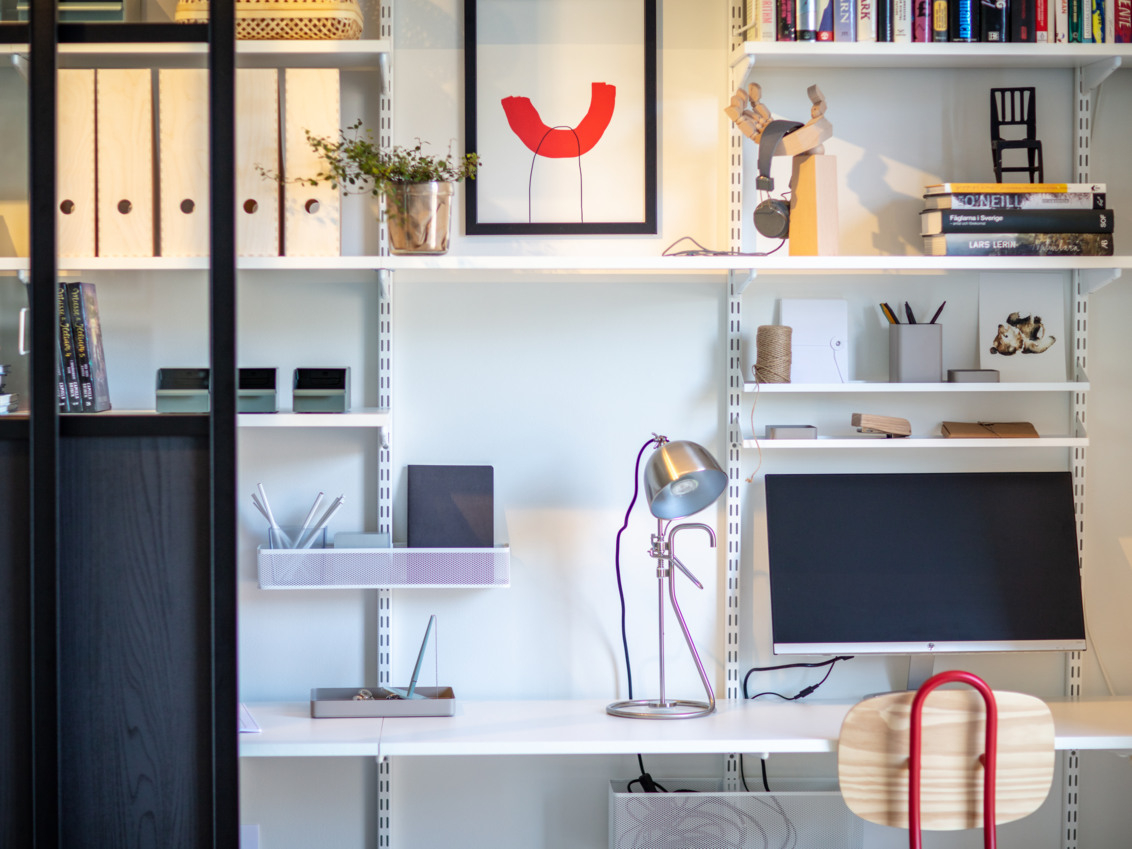 Hemmakontor med skjutdörrar framför