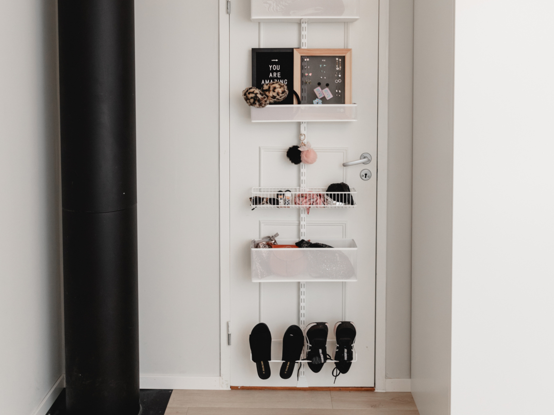 Pokój dziecięcy z systemem ścienno-drzwiowym Classic by Elfa z siatkowymi koszami na buty i akcesoria.