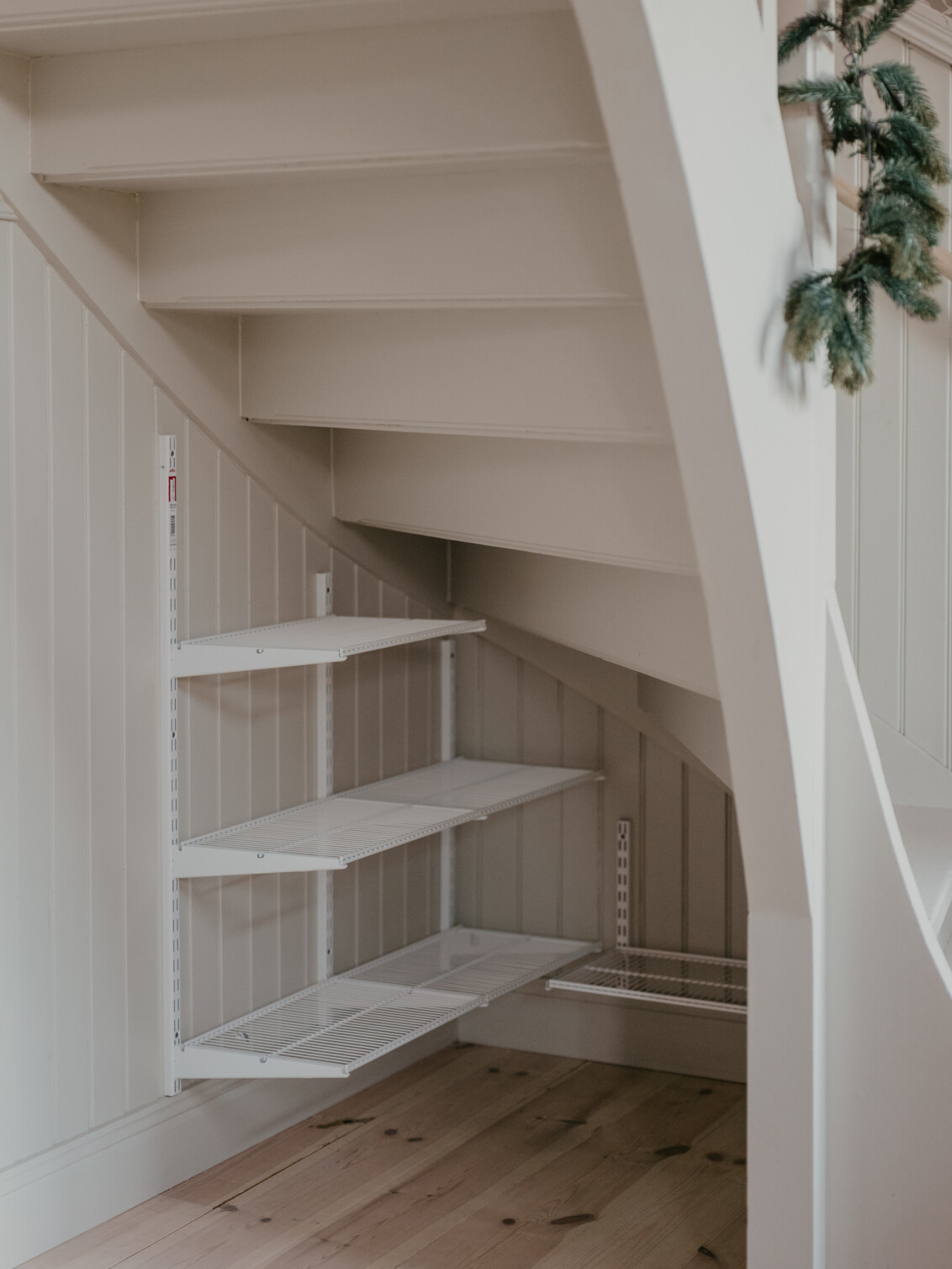 Hyller fra Sparring by Elfa montert under en trapp.