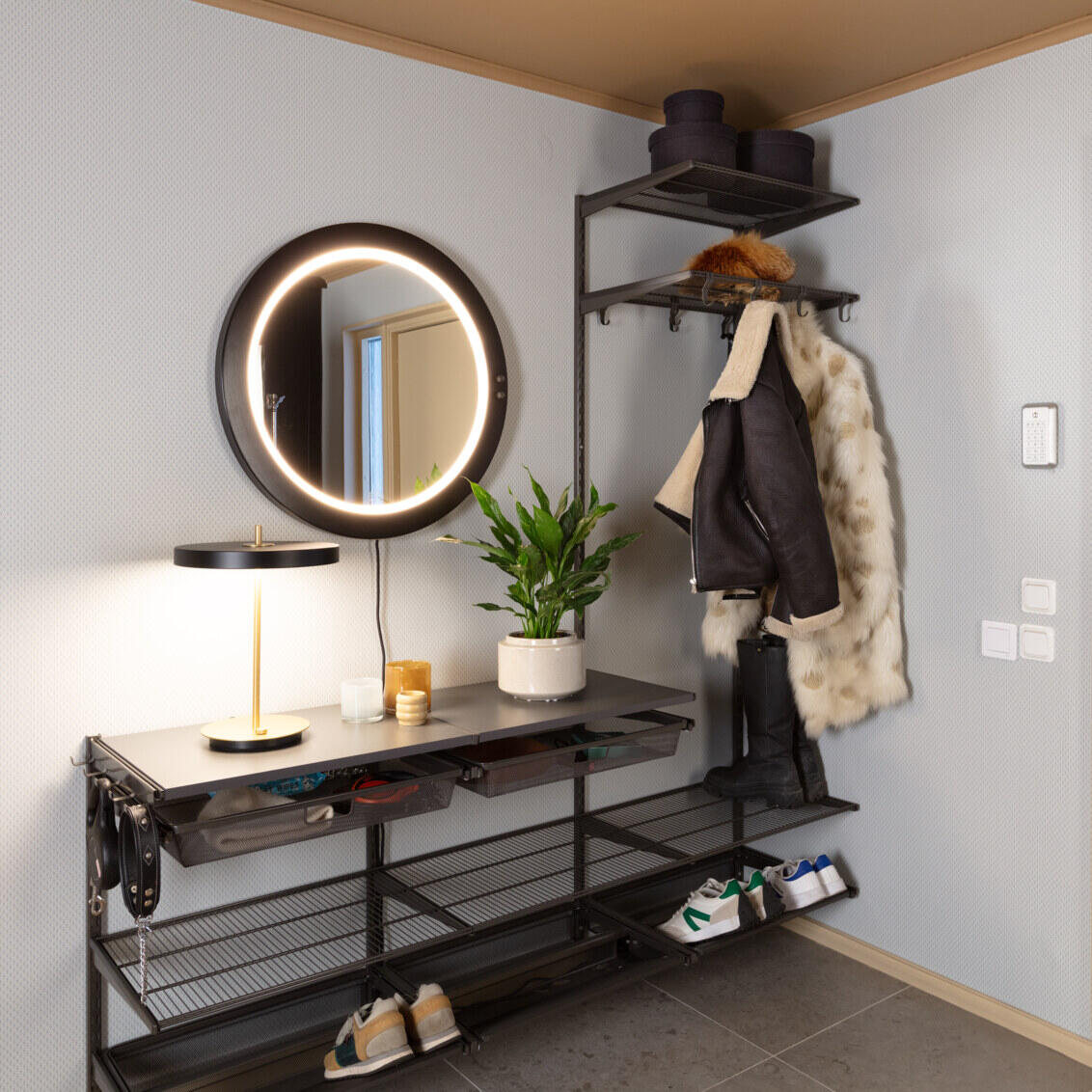 Åben garderobe til entréen fra Elfa i grå med bøjle tøj, sko og pynteting.