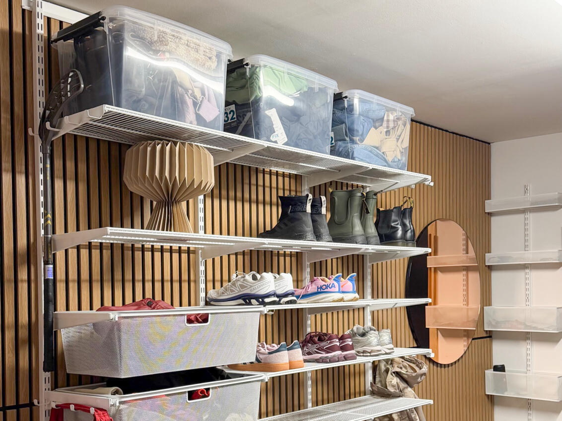 Hall med garderob från Classic by Elfa med ytterkläder och skor och platslådor längst upp.