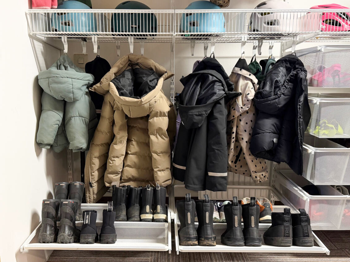 Öppen hallgarderob från Classic by Elfa med barnkläder och skor i olika storlekar.