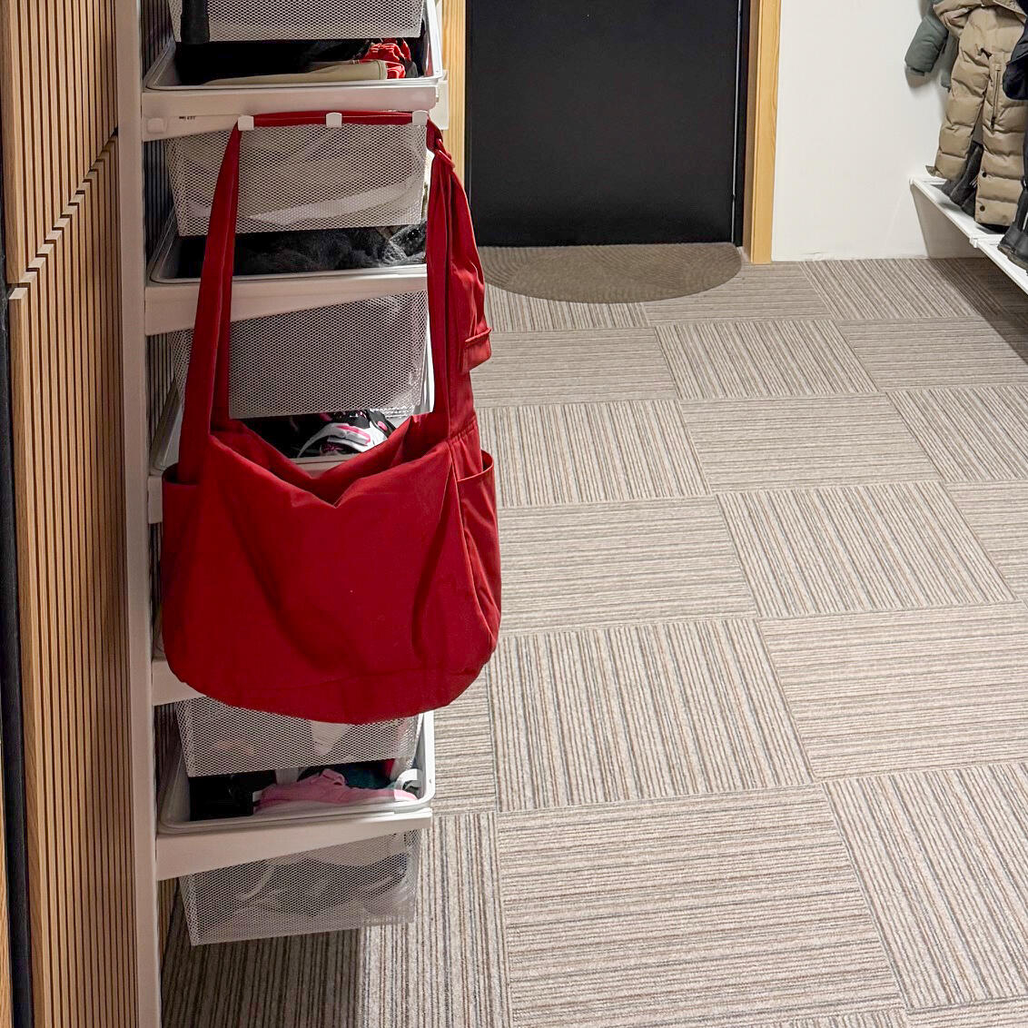 Hallförvaring från Classic by Elfa med en konsolkroklist där det hänger en röd väska.