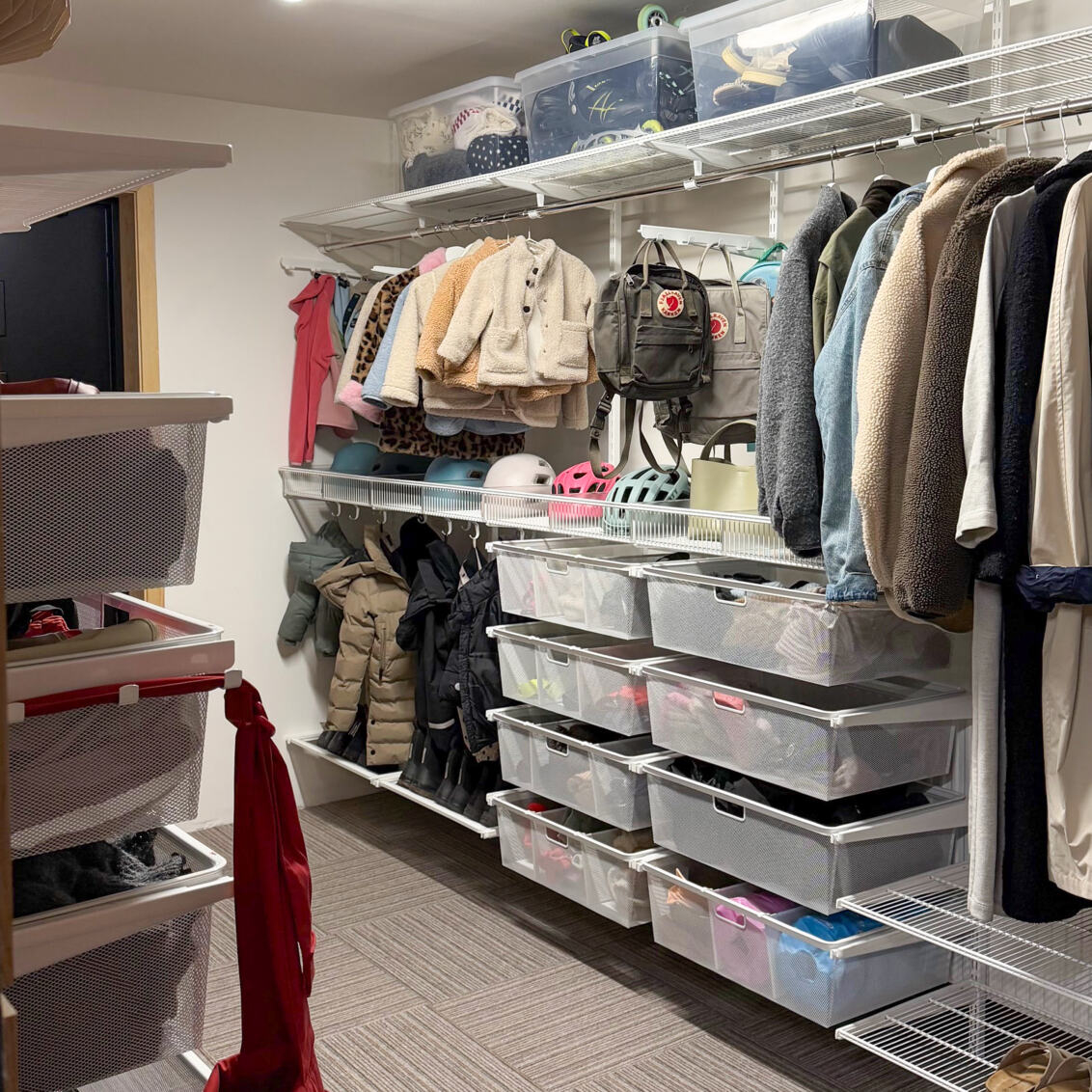 Hall med förvaring från Classic by Elfa där det förvaras ytterkläder och skor för både barn och vuxna.