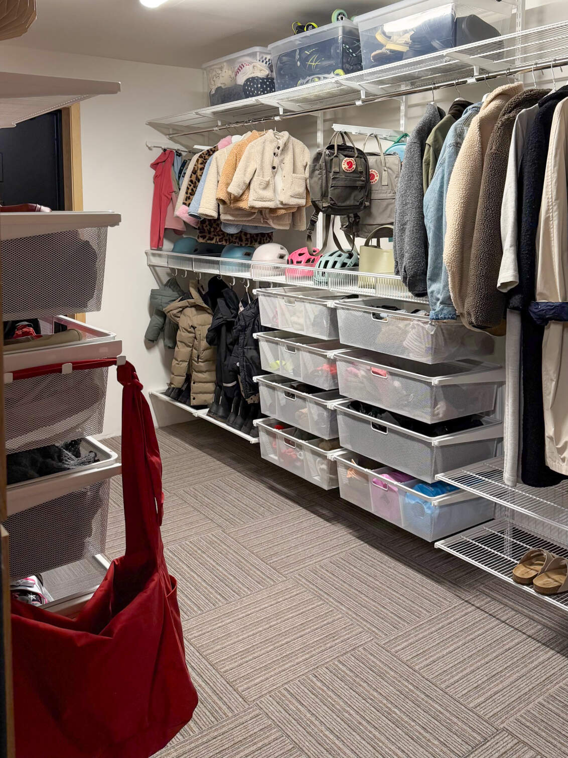 Hall med förvaring från Classic by Elfa där det förvaras ytterkläder och skor för både barn och vuxna.