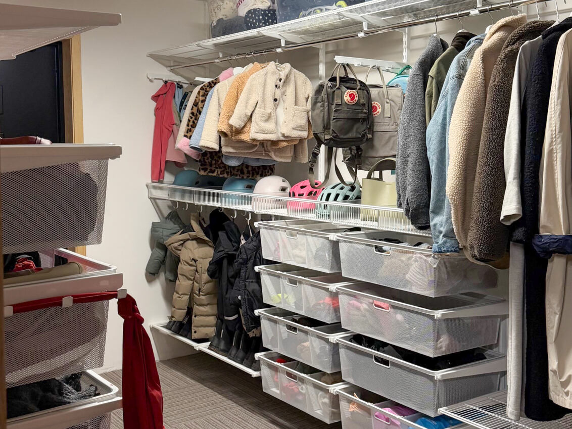 Hall med förvaring från Classic by Elfa där det förvaras ytterkläder och skor för både barn och vuxna.