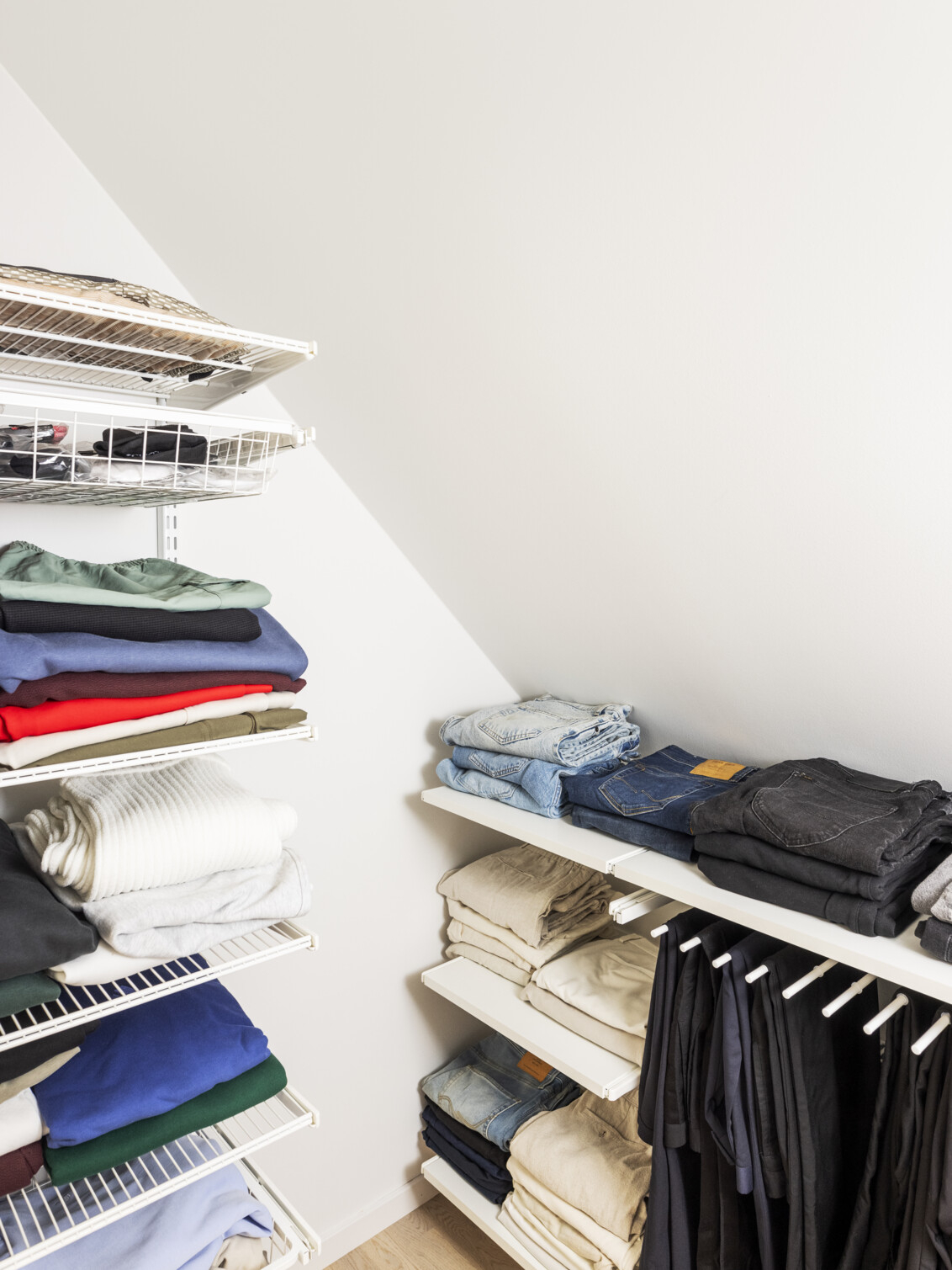 Förråd med förvaring från Elfa under ett snedtak.