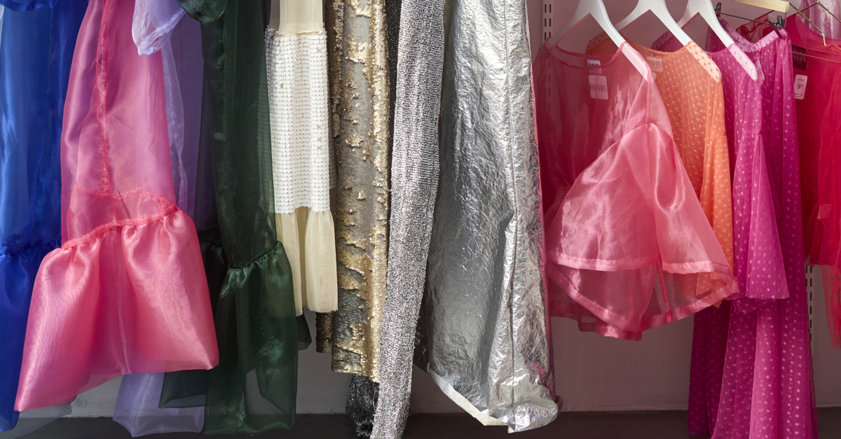 Hängande kläder från Pampas i olika färger.