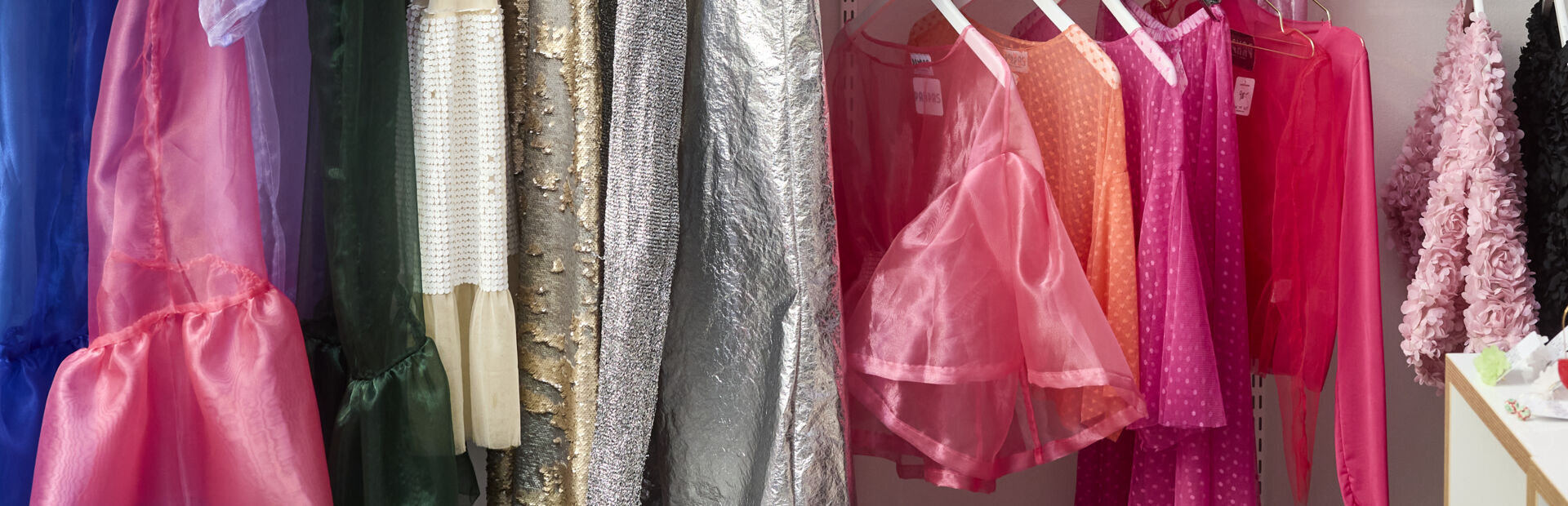 Hängande kläder från Pampas i olika färger.