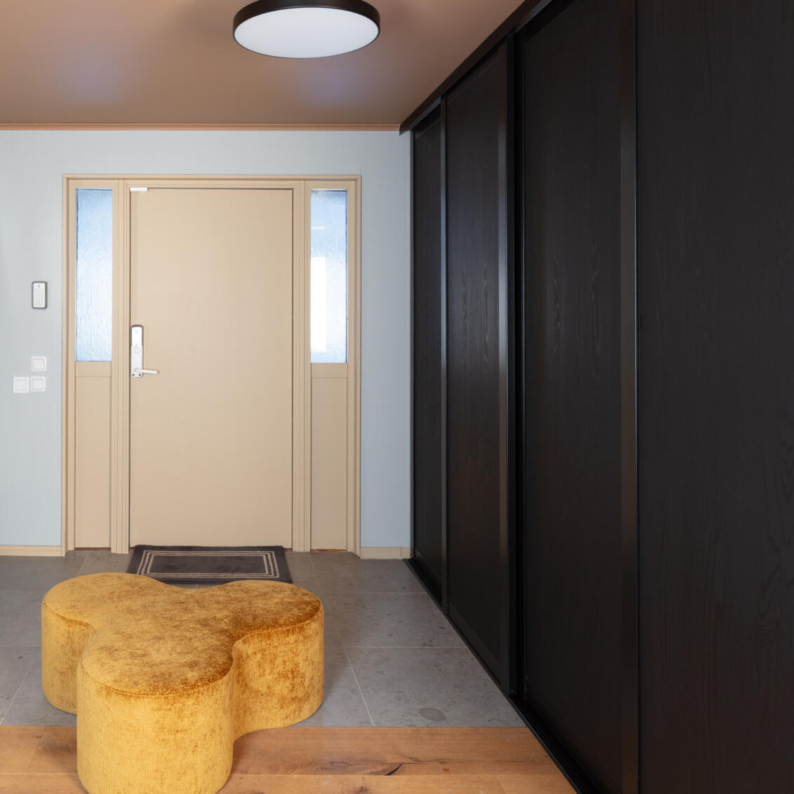 Entré med skydedørene Grace i sort fra Elfa.