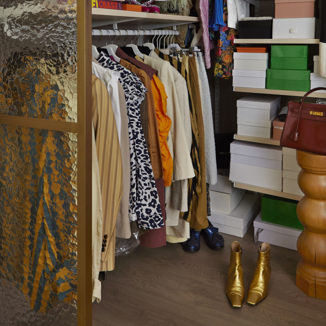 Classic by Elfa garderobe med hyller i bjerk og fargerike klær.