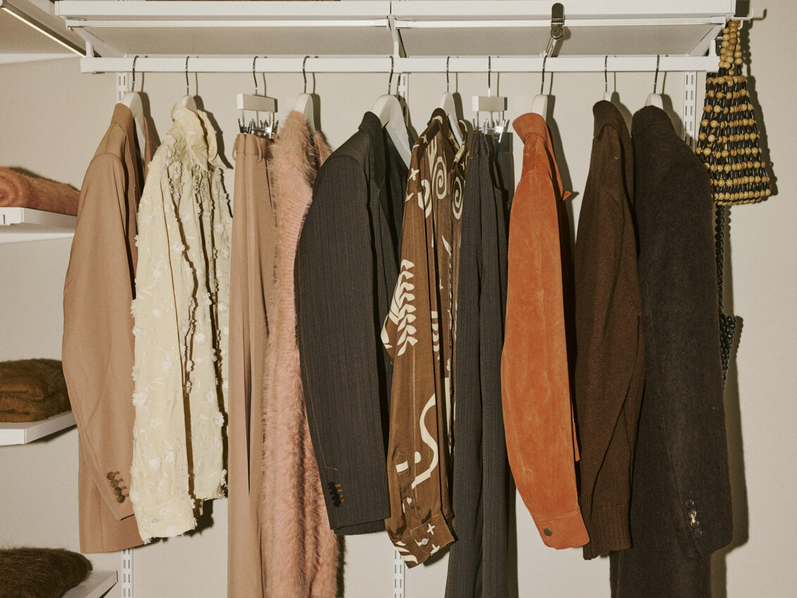 Öppen garderob från Décor+ by Elfa med kläder från CMMN SWDN.