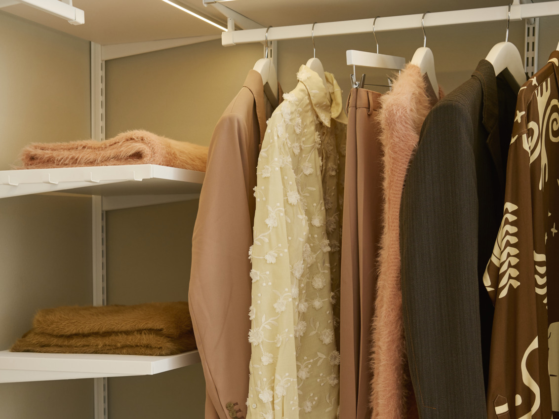 Öppen garderob från Décor+ by Elfa med kläder från CMMN SWDN.