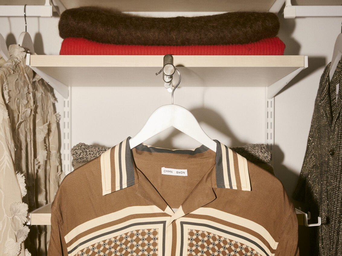 Utdragbar klädhängare från Décor+ by Elfa med en brun skjorta från CMMN SWDN.