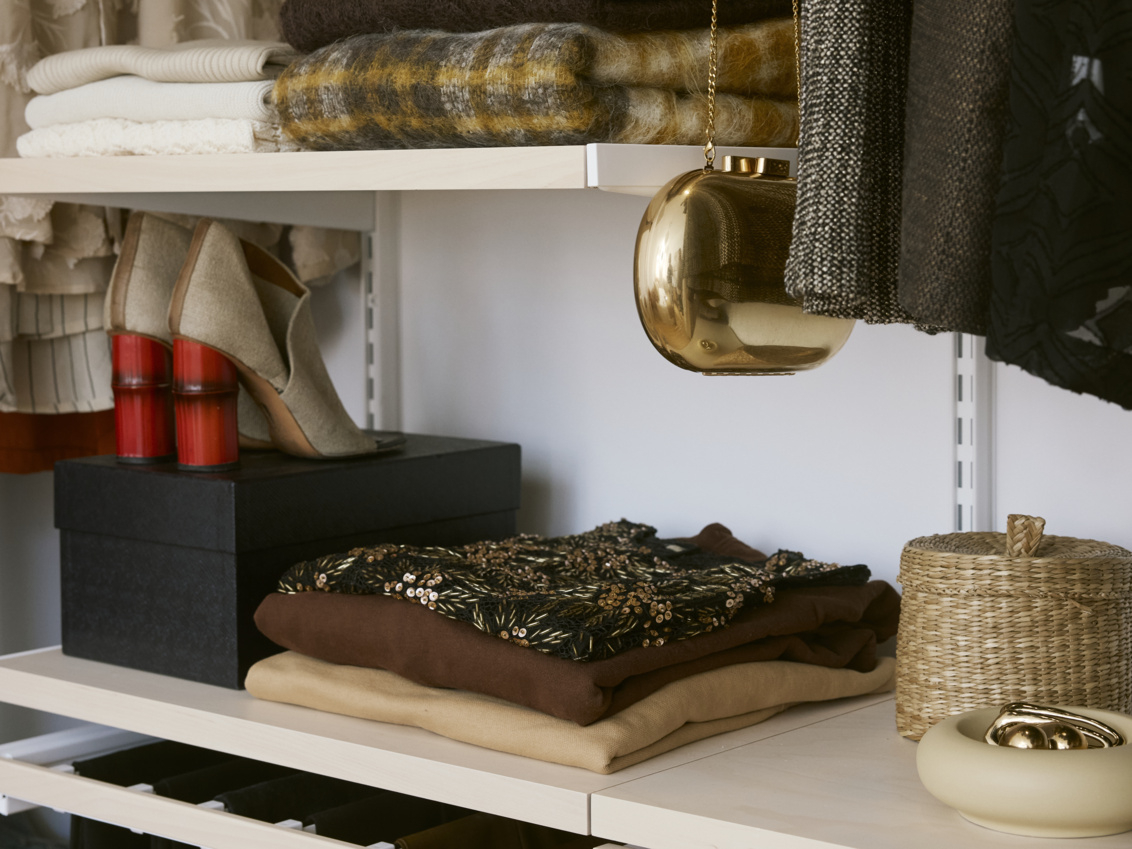 Öppen garderob från  Décor+ by Elfa med kläder från CMMN SWDN och accessoarer.