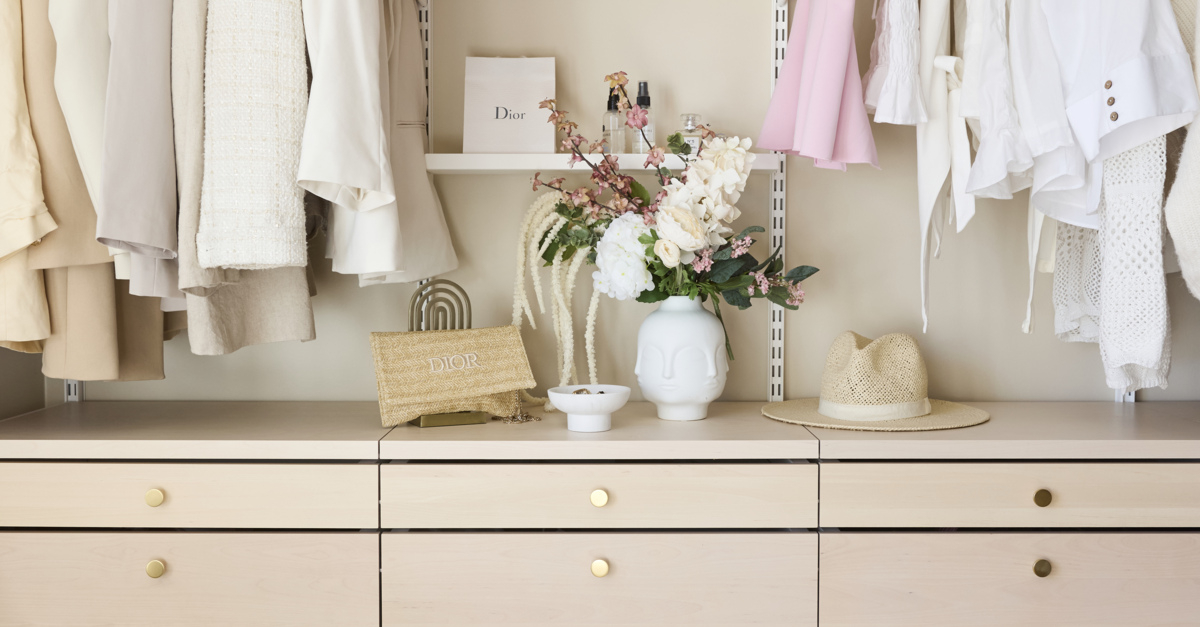 Öppen garderob från Décor+ by Elfa i vitt och björk.