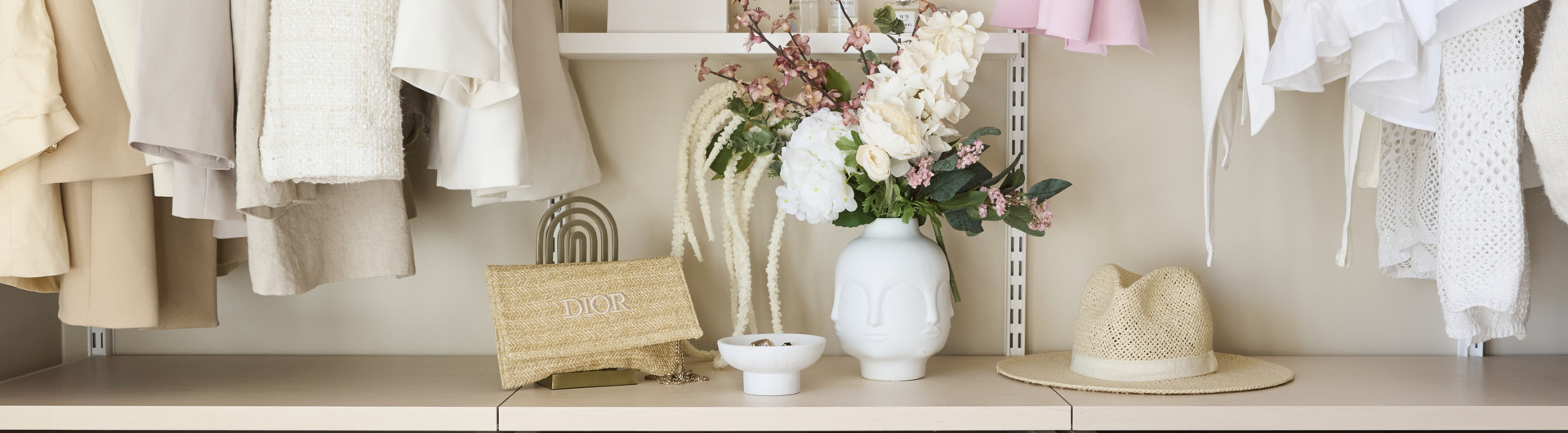 Öppen garderob från Décor+ by Elfa i vitt och björk.