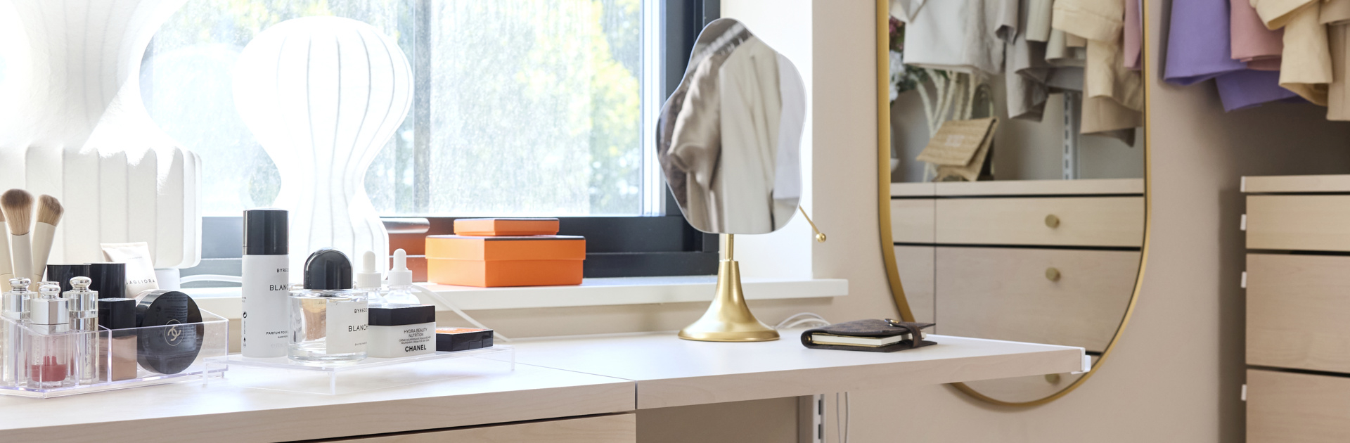 Walk-in garderoba ze schowkiem z brzozy marki Décor+ by Elfa.